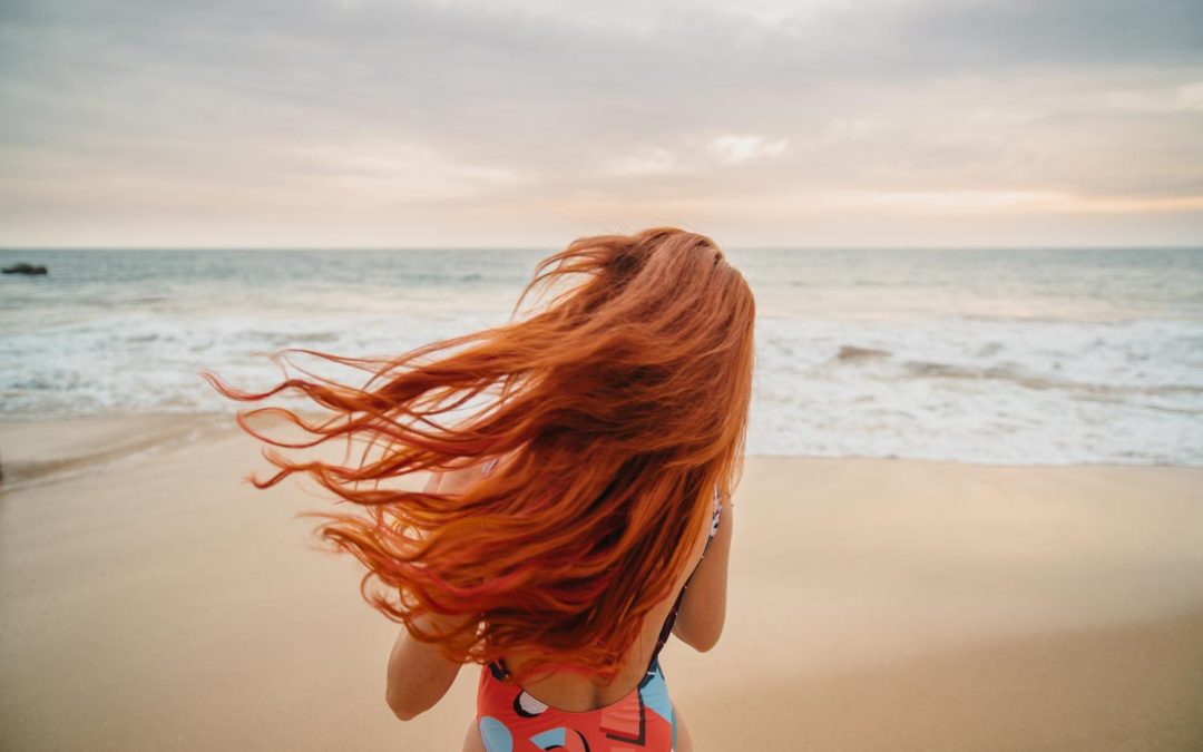 Cheveux colorés en été : comment en prendre soin ?