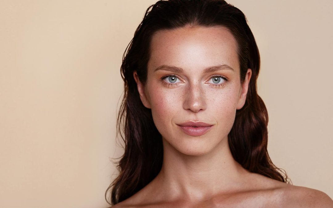 Maquillage : le retour de la teinte Nude pour vos sourcils