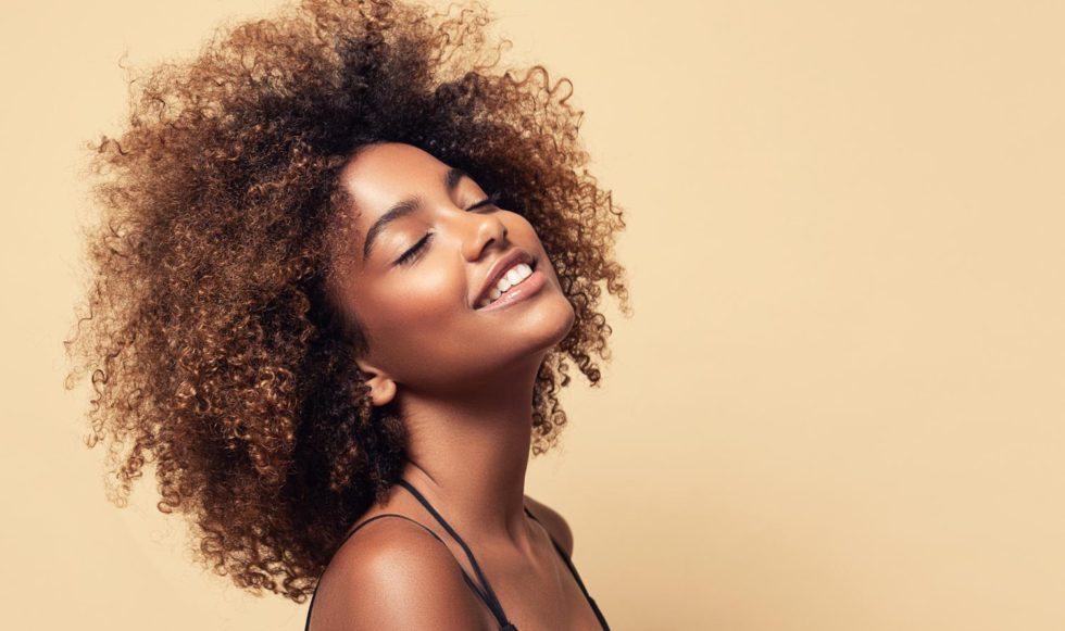 Comment prendre soin de ses cheveux frisés ? | atmosphair